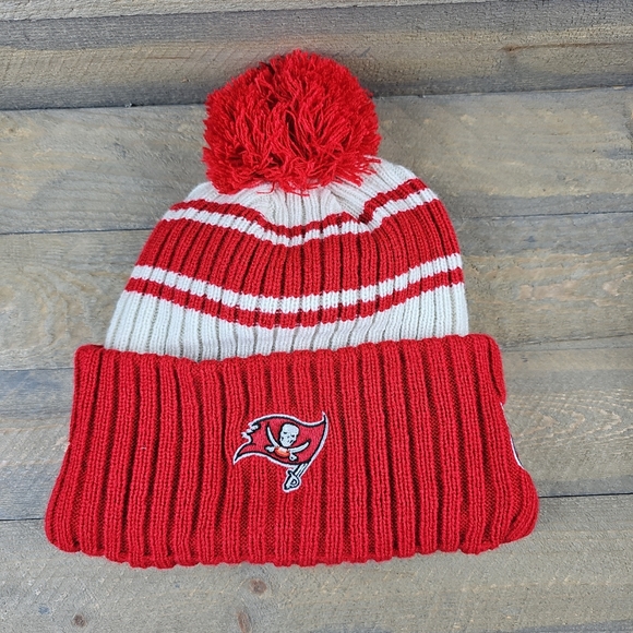 New Era Tampa Bay Buccaneers NFL Football Lined Red Cream Stocking Hat - Picture 4 of 9